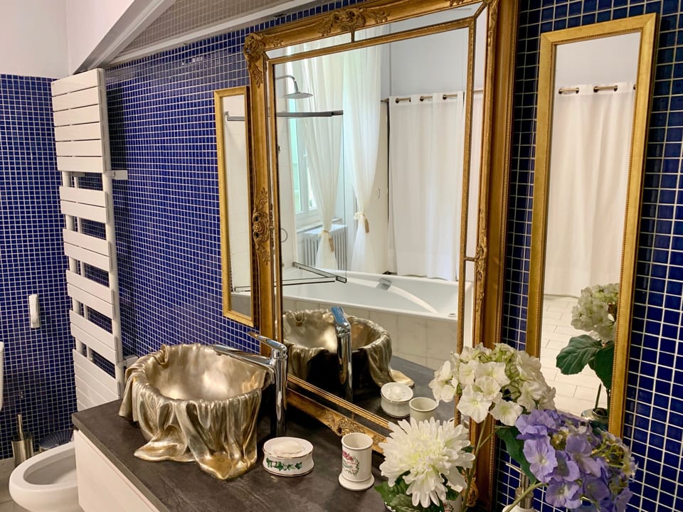 Baroque Venetian Room | Bathroom | Shower, rainfall showerhead, free toiletries, hair dryer