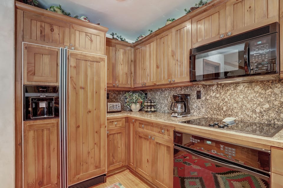 Condo, 3 Bedrooms | Private kitchen | Fridge, microwave, oven, dishwasher