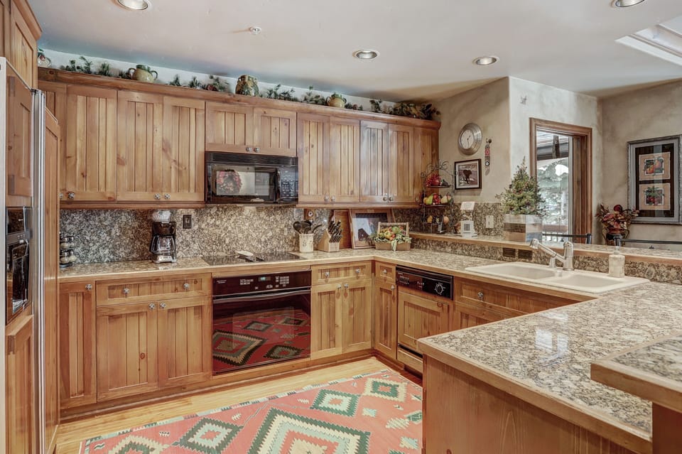 Condo, 3 Bedrooms | Private kitchen | Fridge, microwave, oven, dishwasher
