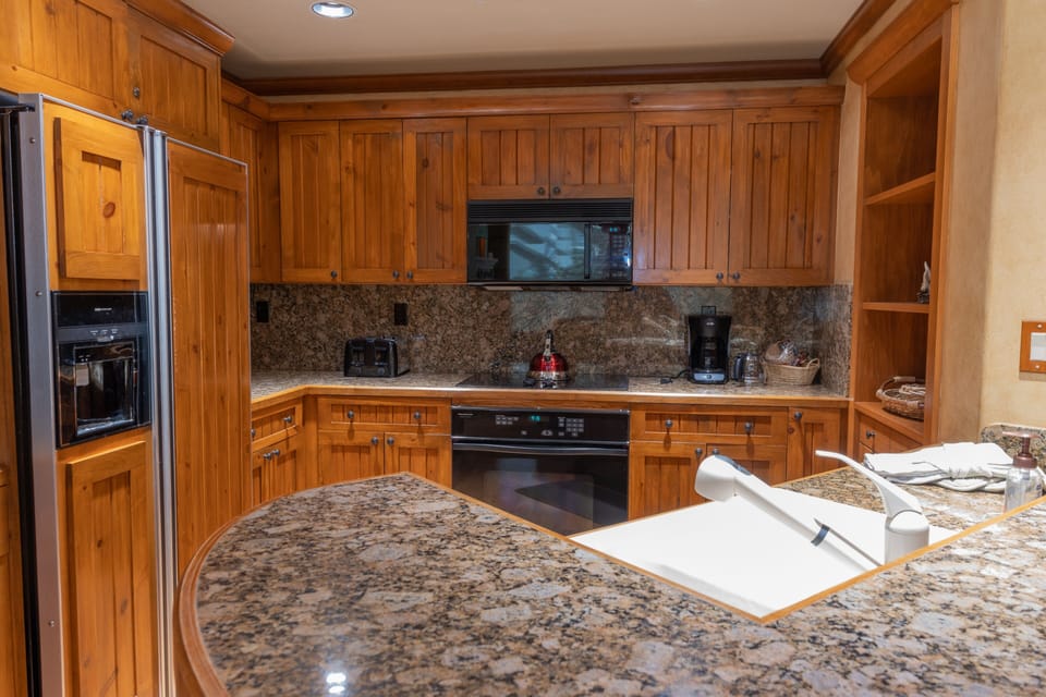 Condo, 3 Bedrooms | Private kitchen | Fridge, oven, coffee/tea maker, toaster