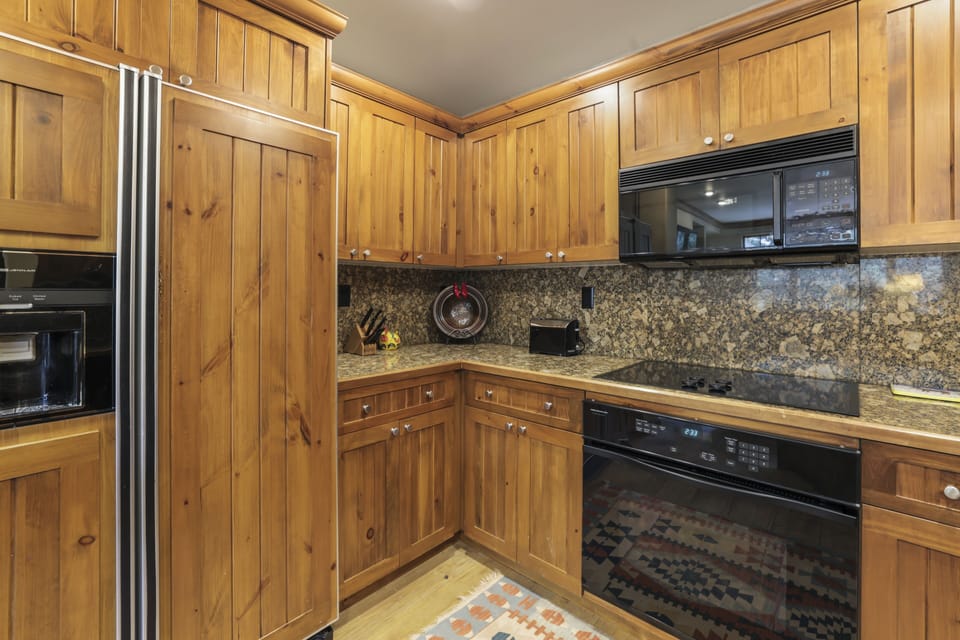 Condo, 2 Bedrooms | Private kitchen | Fridge, oven, coffee/tea maker, toaster
