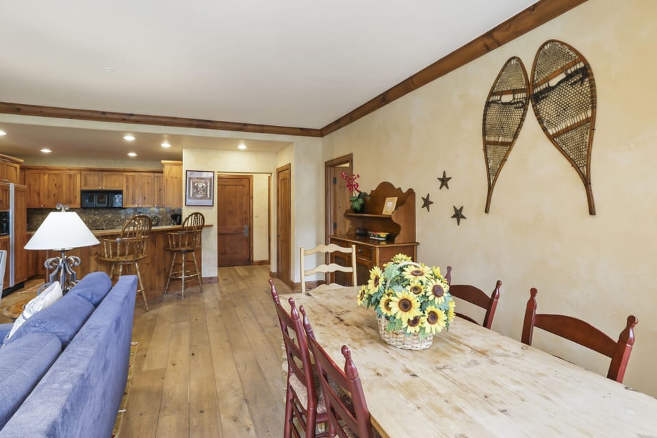 Condo, 2 Bedrooms | Dining