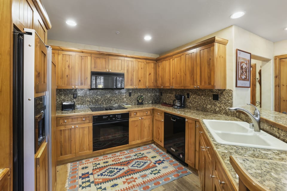 Condo, 2 Bedrooms | Private kitchen | Fridge, oven, coffee/tea maker, toaster