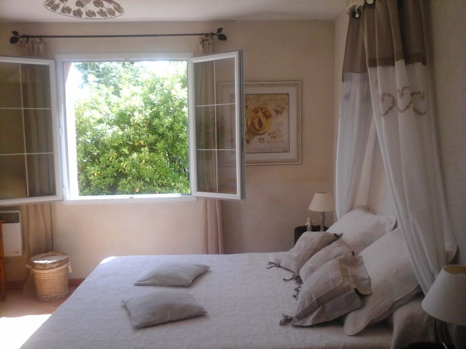 Room, Terrace (Treille) | Individually decorated, individually furnished, desk, free WiFi