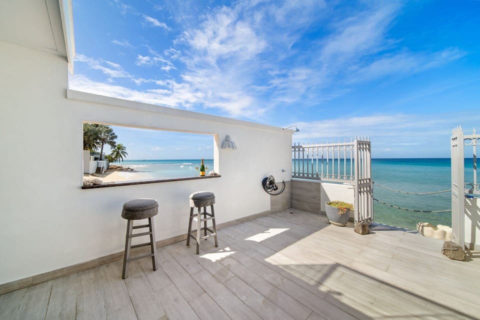 Five-minute drive from the picturesque town of Speightstown and Holetown
