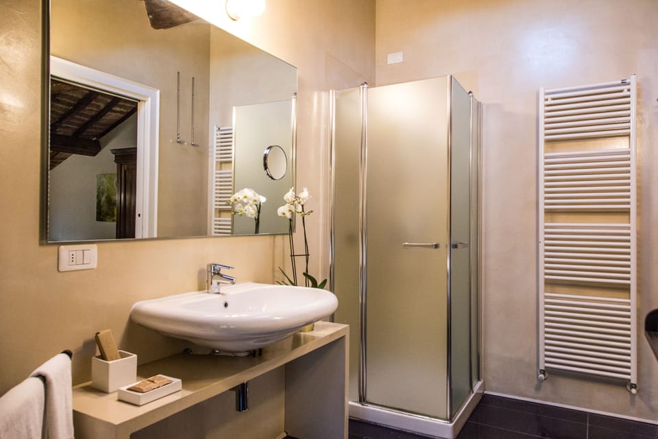 Junior Room | Bathroom | Free toiletries, hair dryer, slippers, bidet