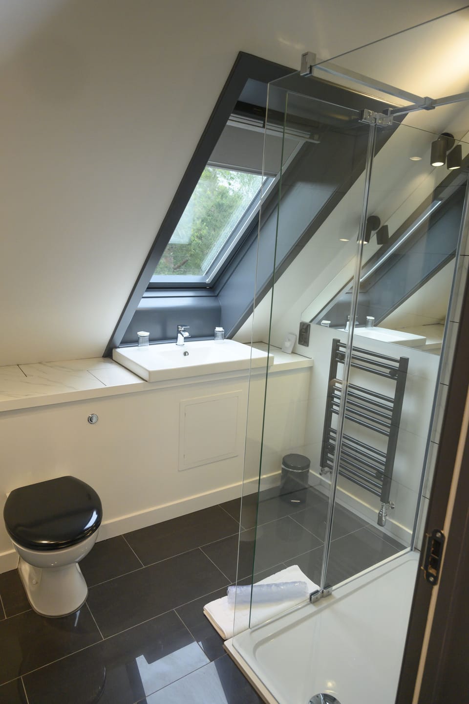 Deluxe Suite, Balcony | Bathroom | Free toiletries, hair dryer, towels