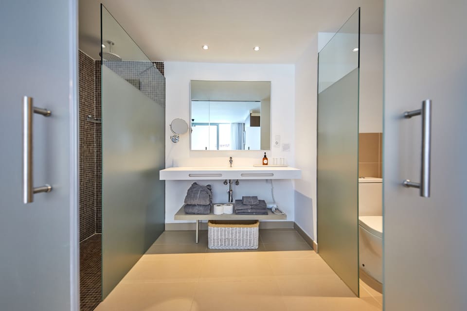 Junior Suite, Poolside (Swim-Up) | Hypo-allergenic bedding, down comforters, minibar, in-room safe