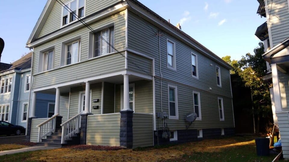 Shortstop House - Conveniently located right next door to 2nd Base, book with the entire team!