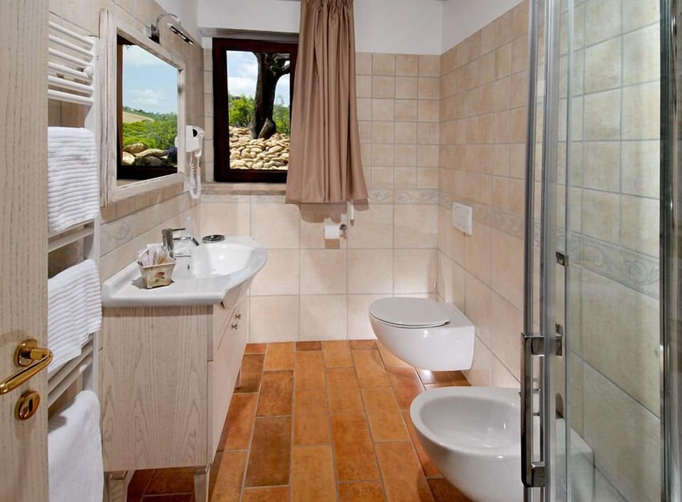 Superior Room, 1 Bedroom | Bathroom | Shower, hair dryer, bidet, towels