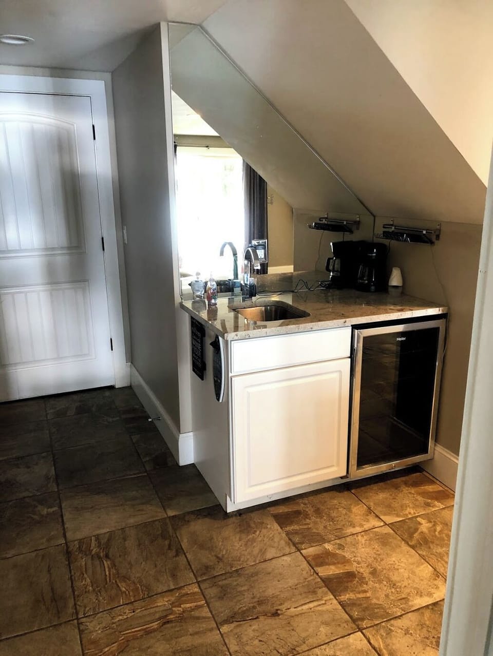 Wet bar 