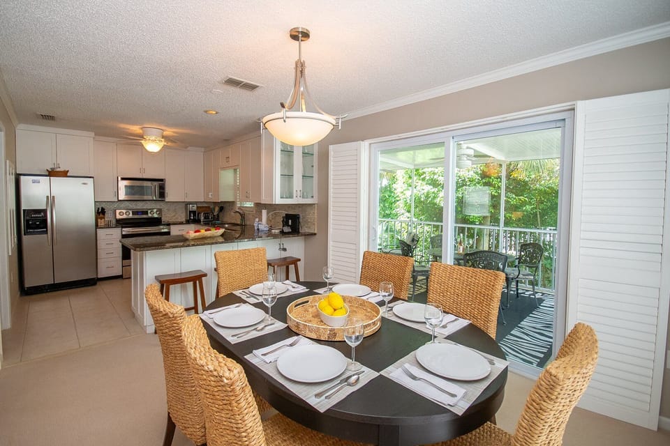Beach Walk dining room corner view