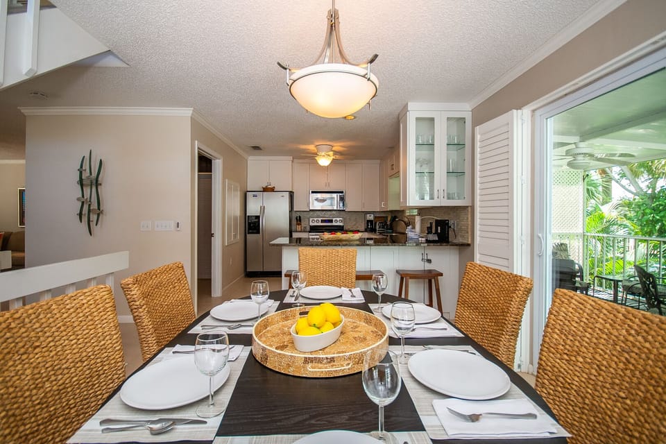 Beach Walk dining room view to kitchen