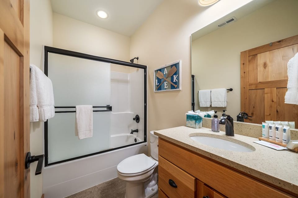 Shared Bath/Lower Level