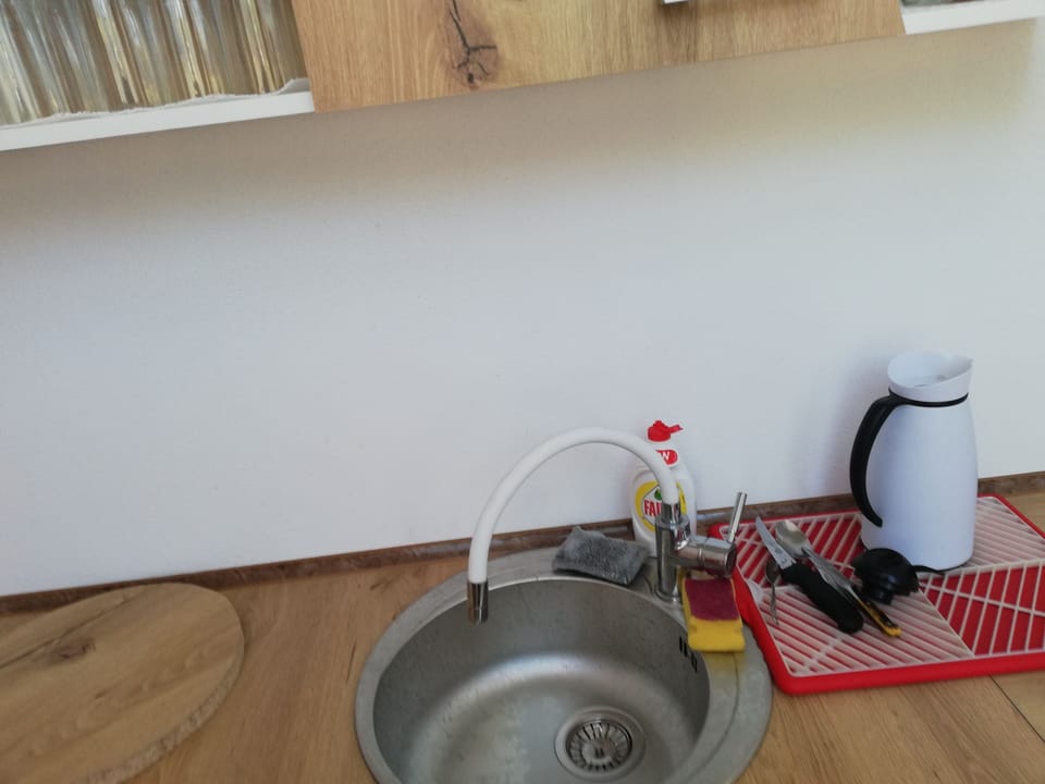 Full-size fridge, microwave, coffee/tea maker, electric kettle