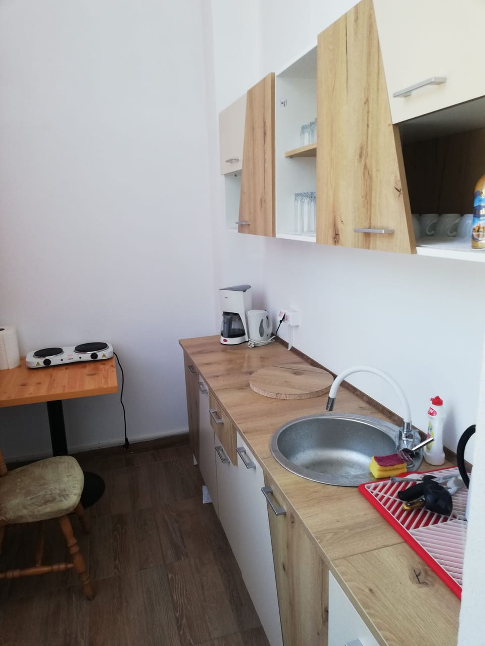Full-size fridge, microwave, coffee/tea maker, electric kettle