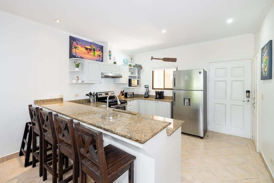Spacious kitchen counter
