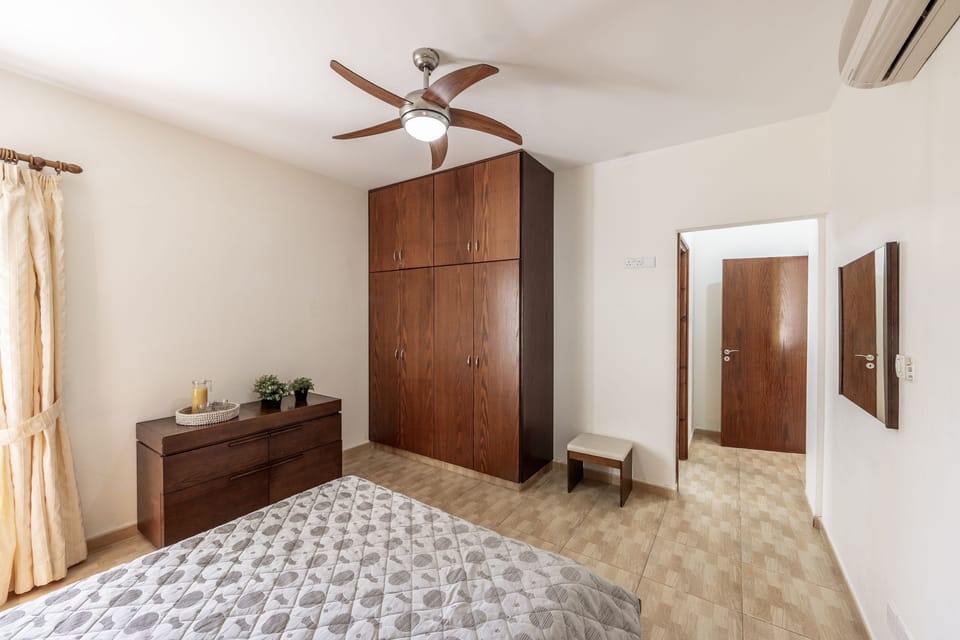 Double bedroom access