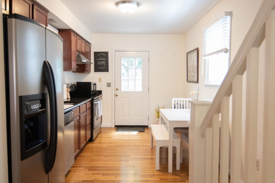 ★ Local Cuisine & Home cooking ★   Annapolis offers outstanding dining options but if you have a chef in your group, you have a full kitchen to cook home meals