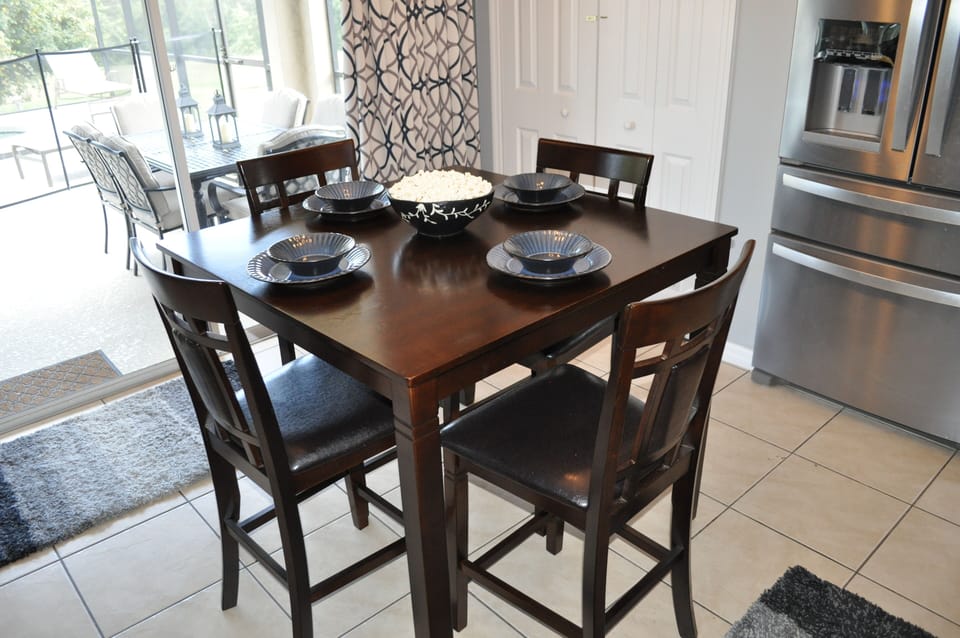 Dining/Breakfast Nook
Bar Height Table
Sliding Door to Lanai/Pool Area