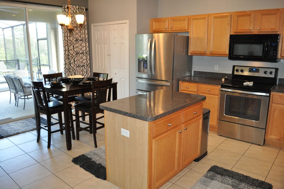 Kitchen and Dining/Breakfast Nook
Sliding Door to Lanai/Pool Area