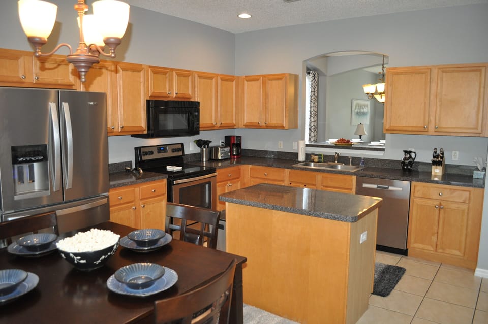 Kitchen and Dining/Breakfast Nook
Sliding Door to Lanai/Pool Area