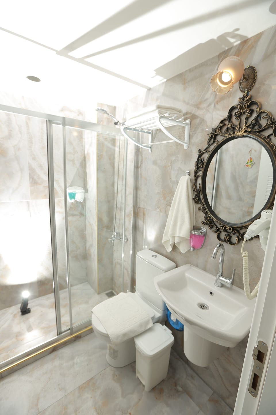 Economy Double Room | Bathroom | Shower, rainfall showerhead, designer toiletries, hair dryer