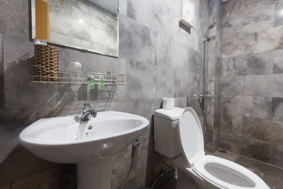 Family Room | Bathroom amenities | Shower, rainfall showerhead, hair dryer, slippers