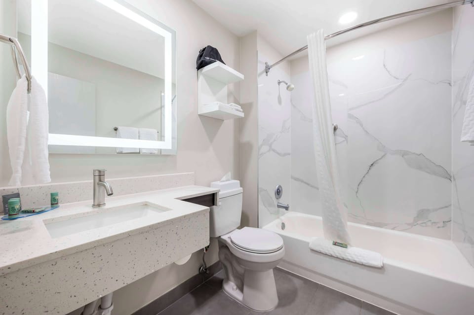 Combined shower/tub, free toiletries, hair dryer, towels