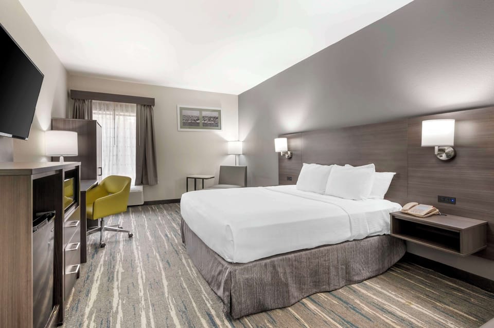 Premium bedding, pillowtop beds, in-room safe, desk