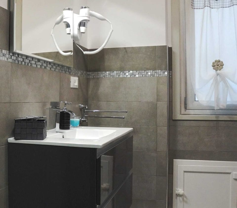 Deluxe Double Room (N.1) | Bathroom | Shower, free toiletries, hair dryer, towels