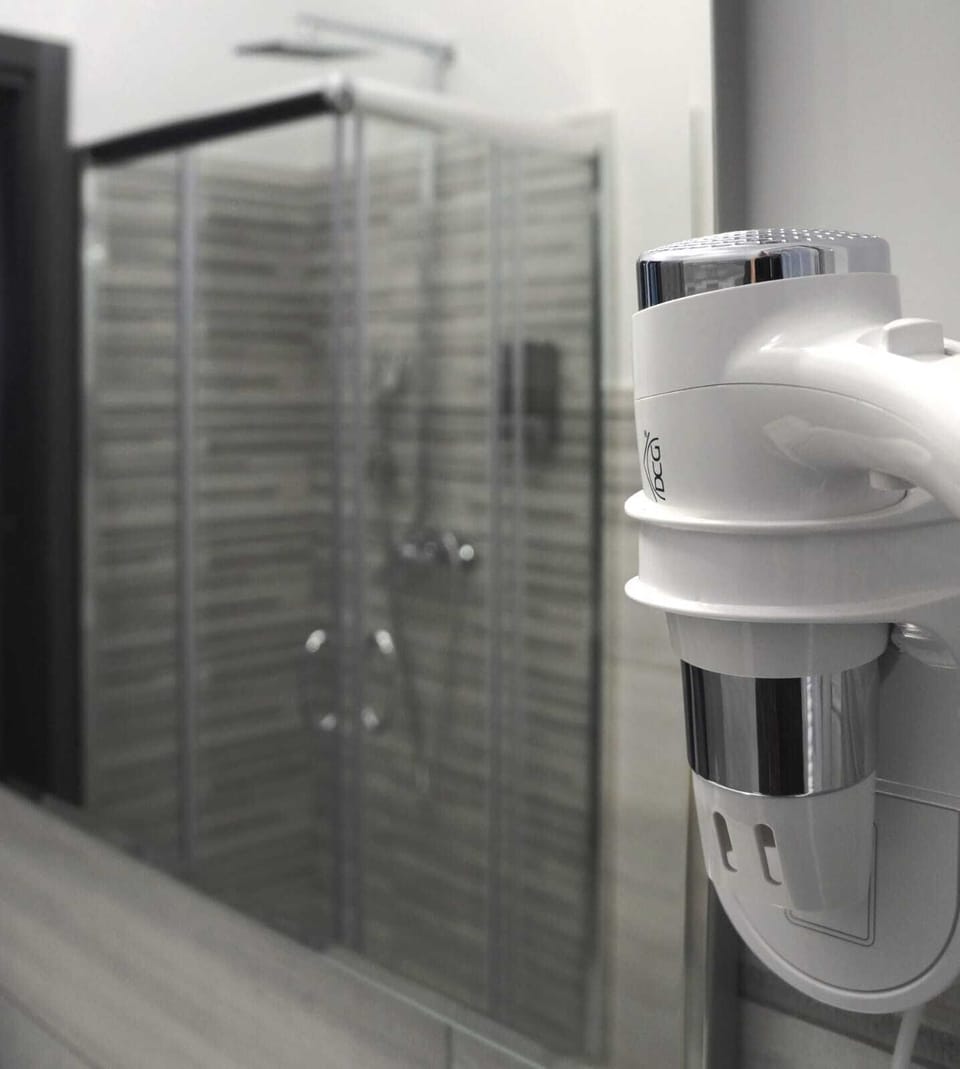 Deluxe Double Room (N.2) | Bathroom | Shower, free toiletries, hair dryer, towels