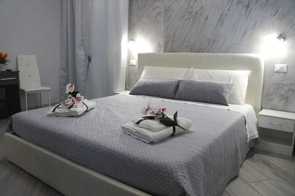 Deluxe Double Room (N.2) | Minibar, in-room safe, individually decorated, individually furnished