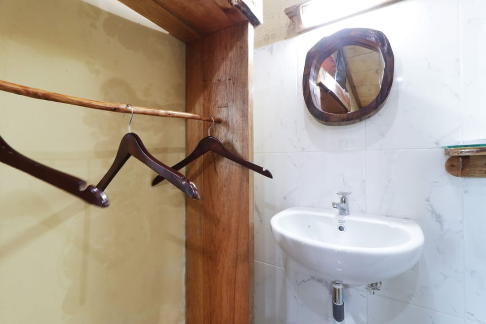 Deluxe Room | Bathroom sink