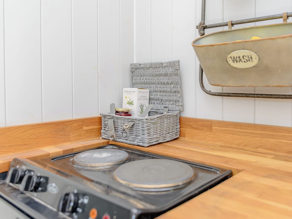 Well-equipped kitchen | The Hut at Hole Farm, Alderbury
