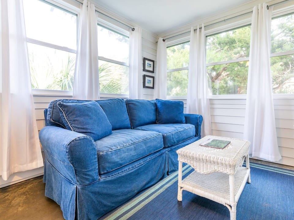 Whelk Come Inn - Front sun porch with sofa and TV