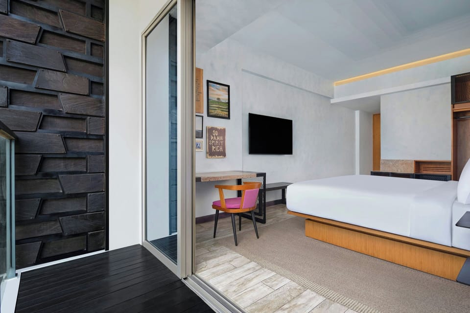 aloft, Room, 1 King Bed, Smoking, City View | Minibar, in-room safe, individually decorated, individually furnished