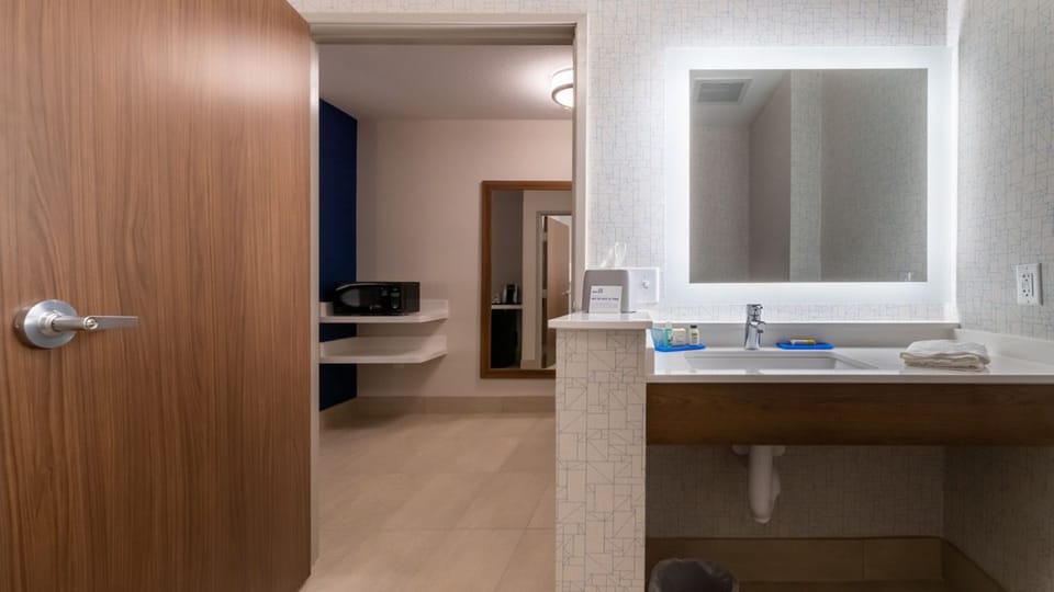 Combined shower/tub, free toiletries, hair dryer, towels