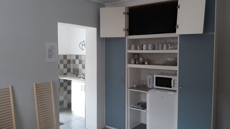 Deluxe Room (2) | Private kitchen | Fridge, microwave, electric kettle, toaster