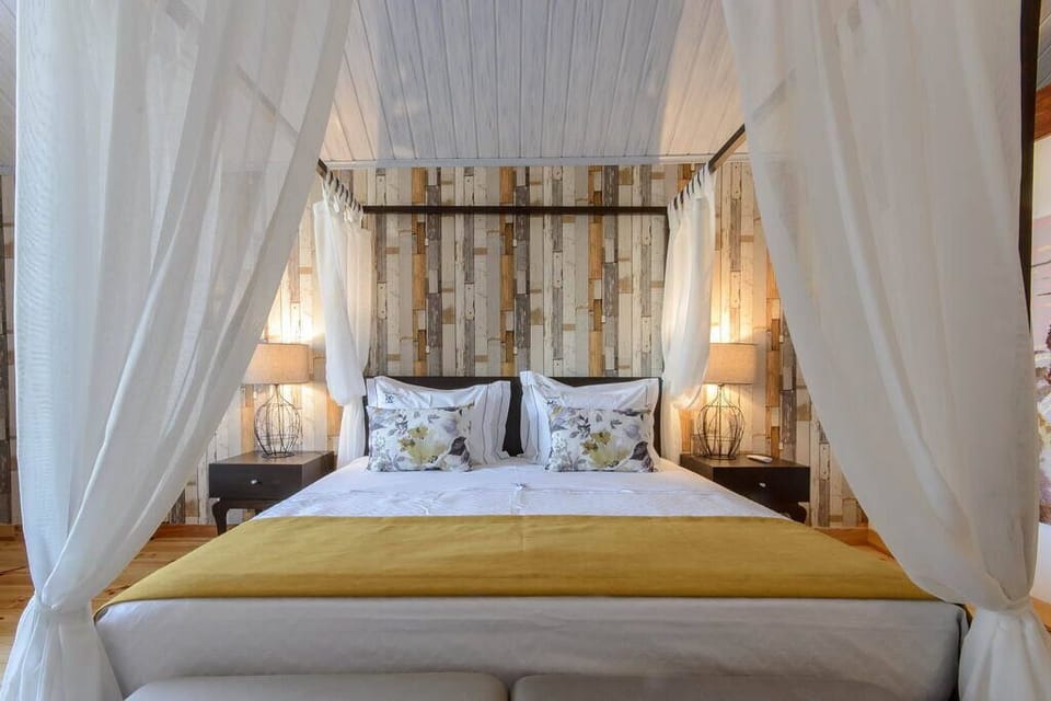 Deluxe Suite, River View (Yellow) | Individually decorated, individually furnished, blackout drapes