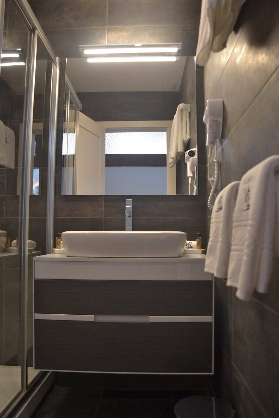 Deluxe Suite, River View (Yellow) | Bathroom sink