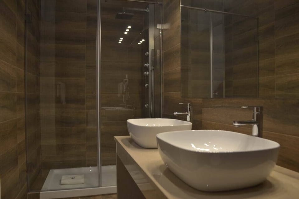 Suite (Purple) | Bathroom | Shower, free toiletries, hair dryer, slippers