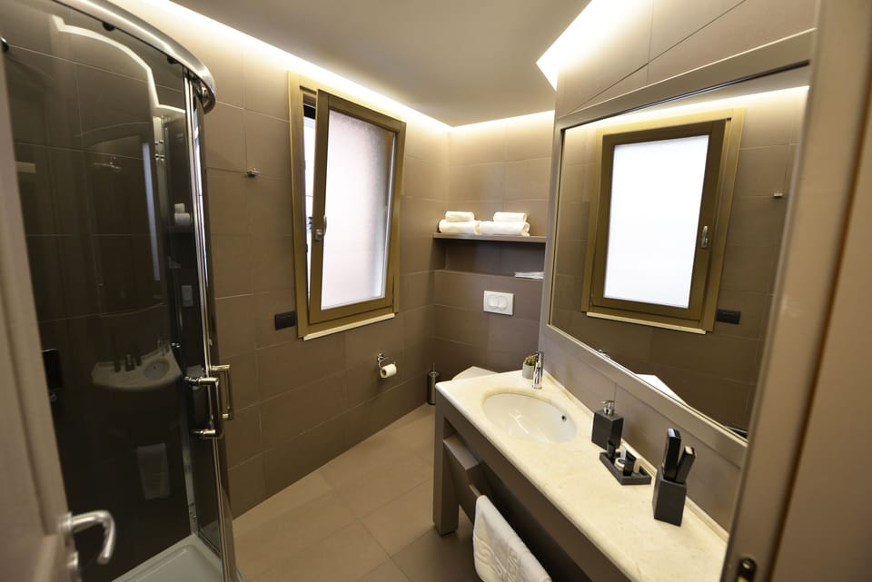 Superior Room | Bathroom | Shower, free toiletries, hair dryer, slippers