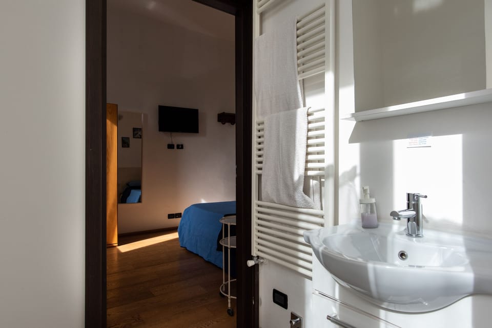 Double Room | Bathroom sink