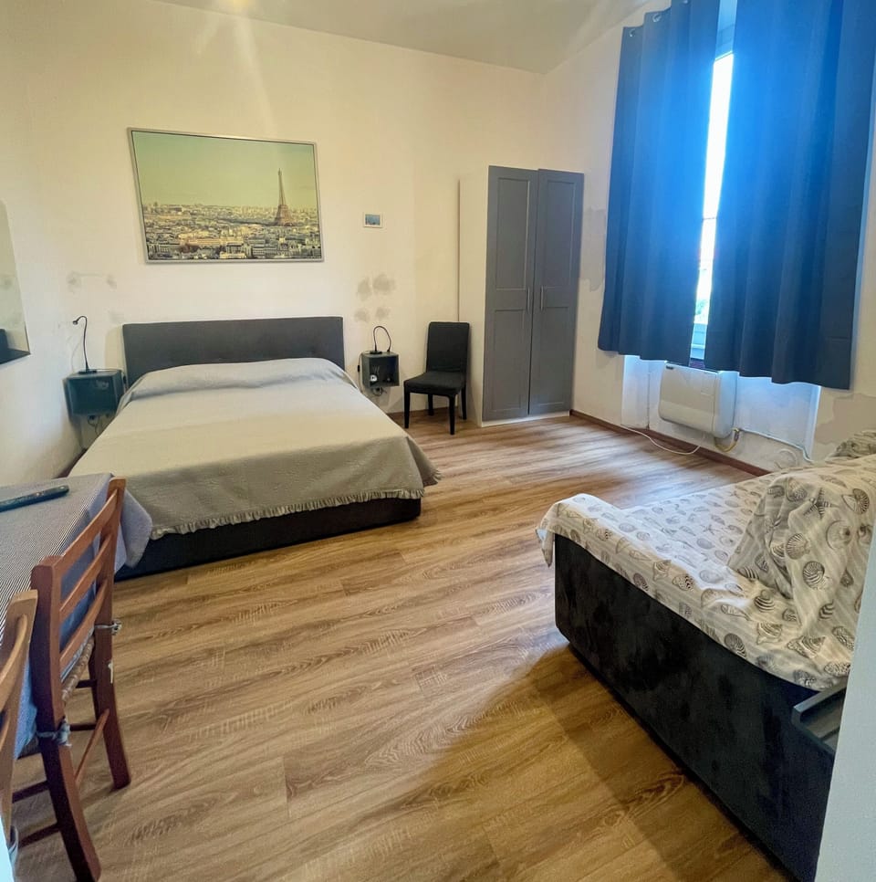 Studio | Desk, soundproofing, iron/ironing board, free WiFi