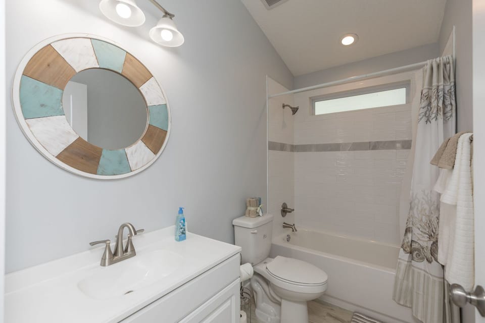Main bathroom has tub/shower
