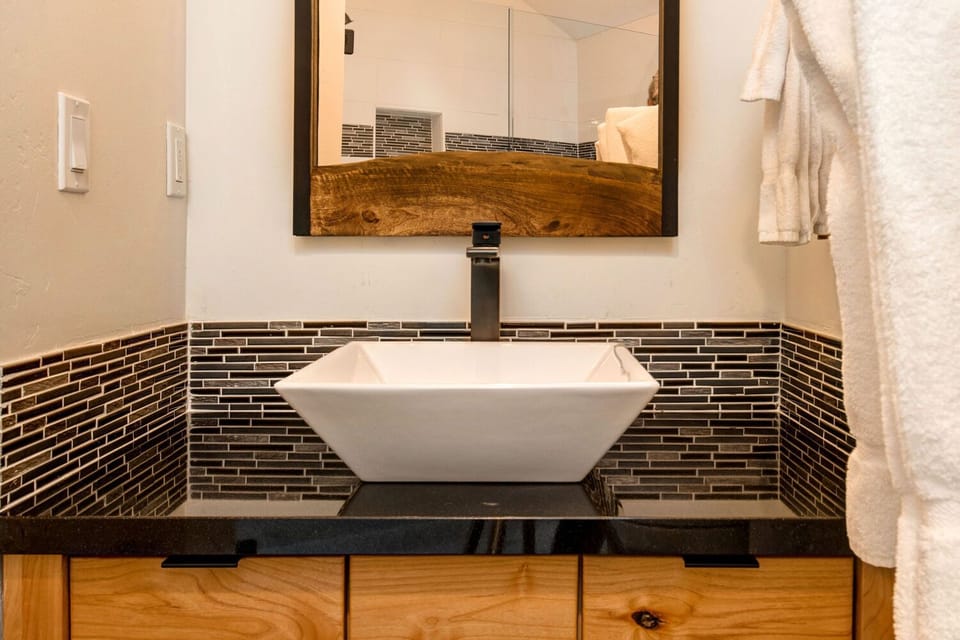Upper Level Full Shared Bath