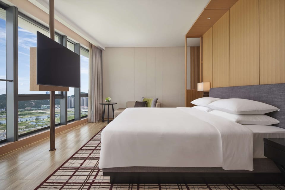 Regency Executive Suite | Minibar, in-room safe, desk, laptop workspace