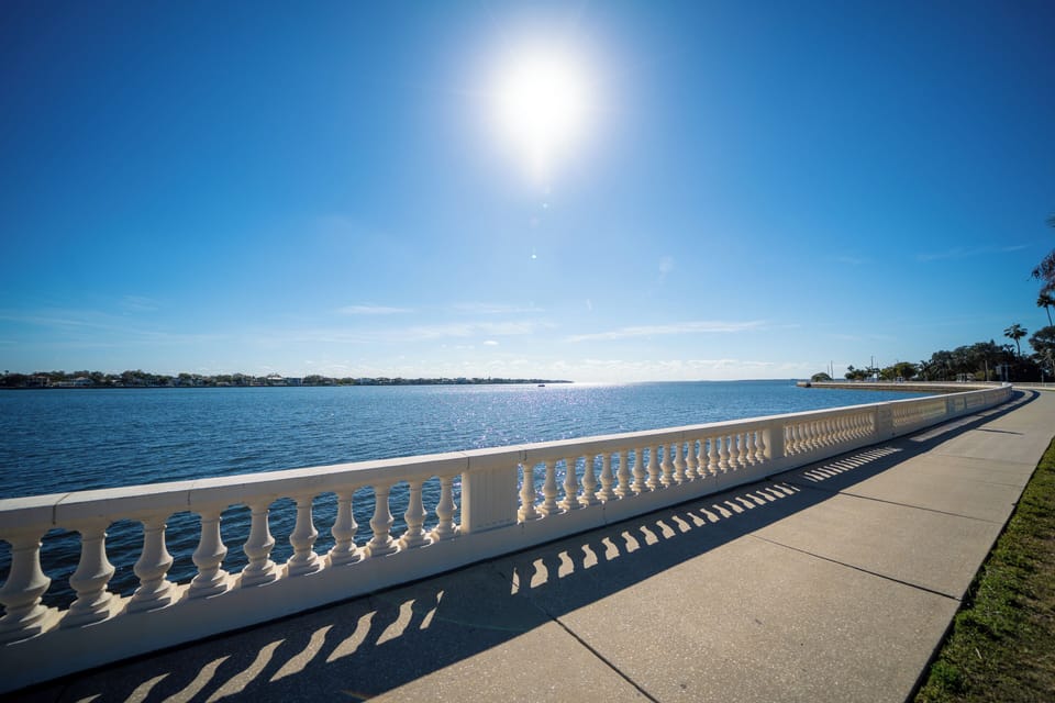Beautiful Bayshore just one block away !😊