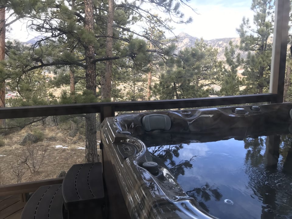 Hot tub with view of mountains, Stanley, city valley